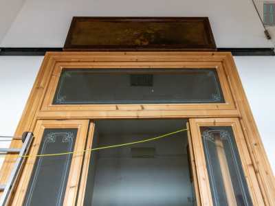 Passiamo ora nell�ultima stanza attraverso una porta in legno grezzo e vetro, sovrastata da un quadro con una scura natura morta